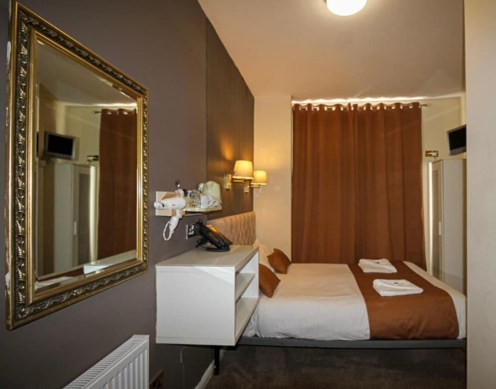 Hyde Park Court Hotel