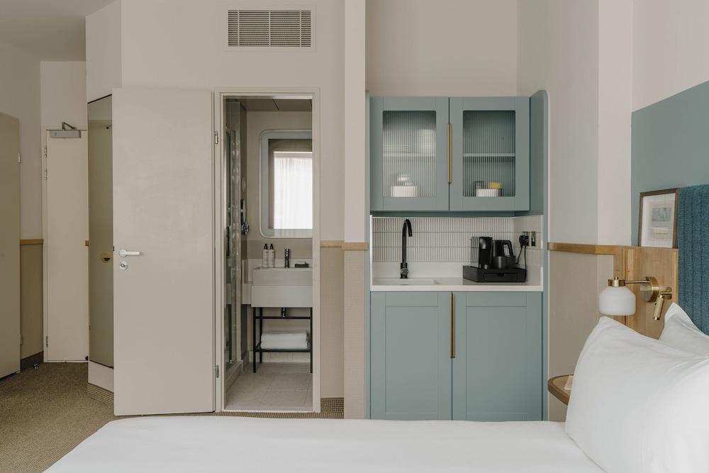 Club Quarters Hotel St Paul's, London Room Type - Superior Room, 1 Queen Bed