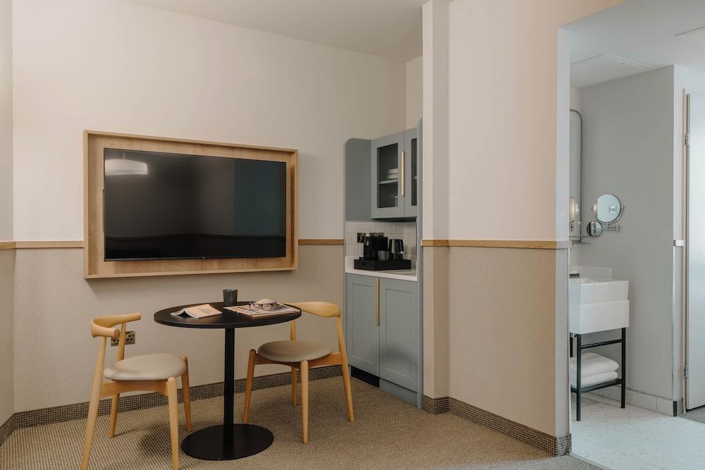 Club Quarters Hotel St Paul's, London Room Type - Suite, Kitchenette (One Room)