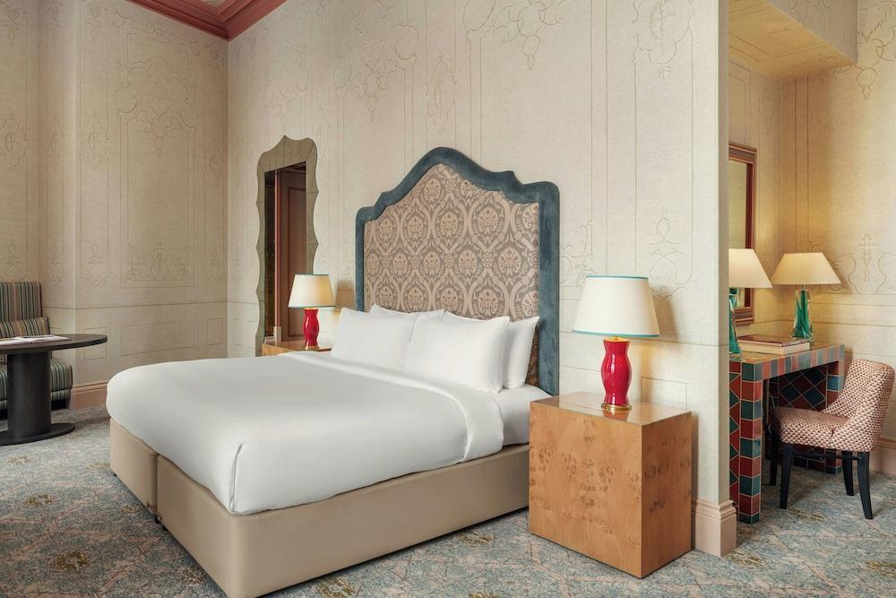 St. Pancras Renaissance Hotel London by Marriott Room Type - Junior Suite, 1 King Bed