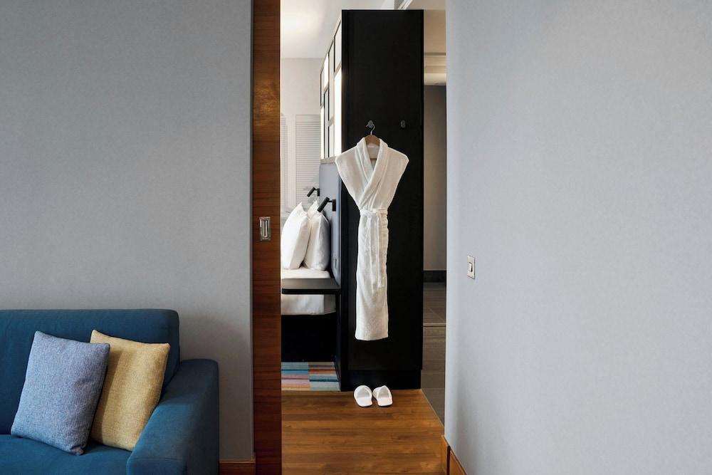 Aloft London Excel by Marriott - Tap to explore photos