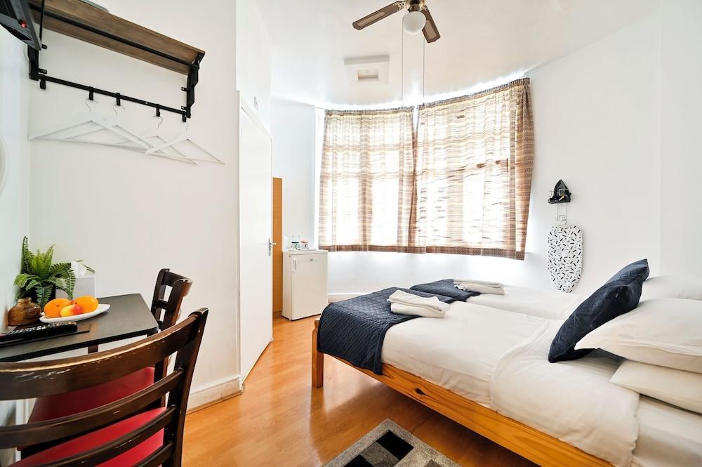 City London Hotel Room Type - Twin Room, Ensuite