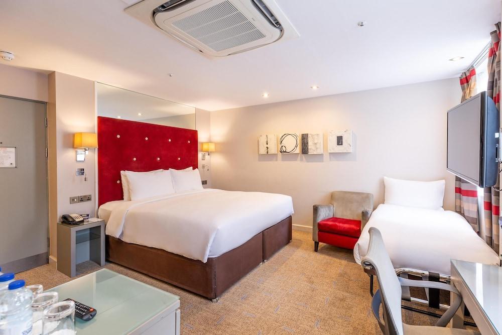 DoubleTree by Hilton London West End Room Type - Family Room, 1 Queen Bed (Superior)