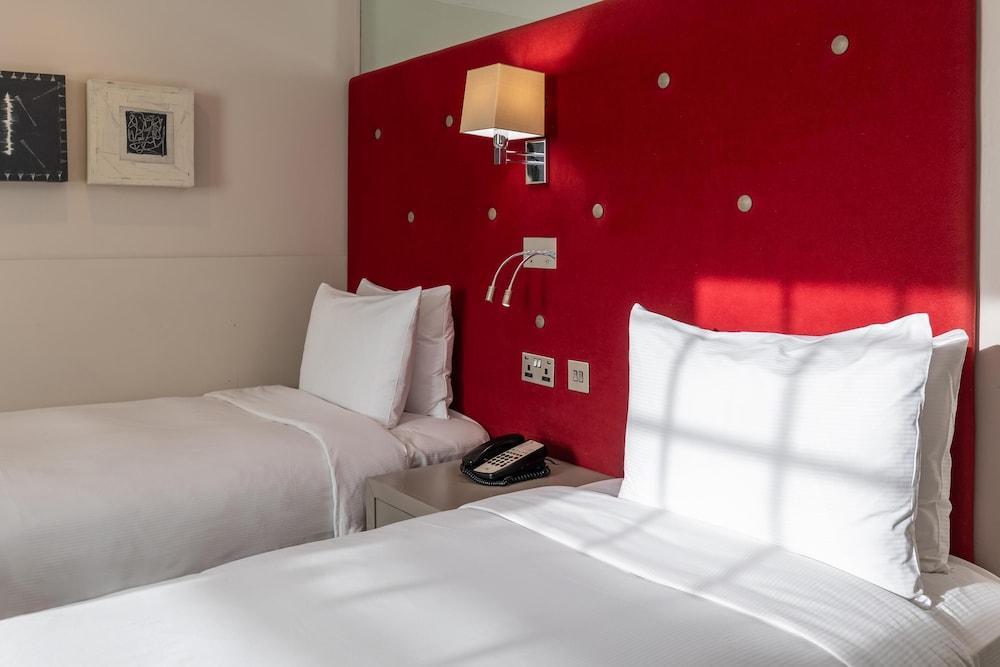 DoubleTree by Hilton London West End Room Type - Twin Room
