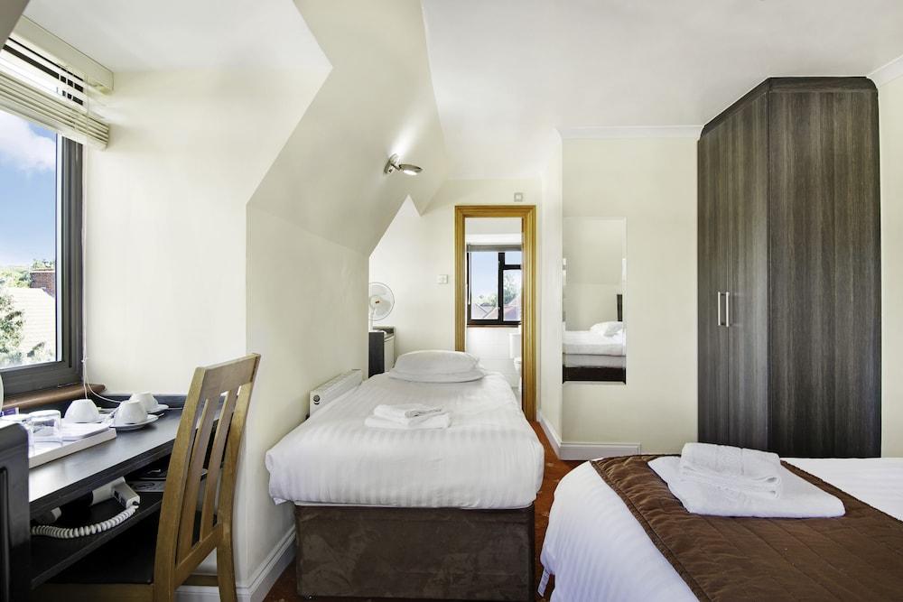 The Brent Hotel Room Type - Basic Twin Room