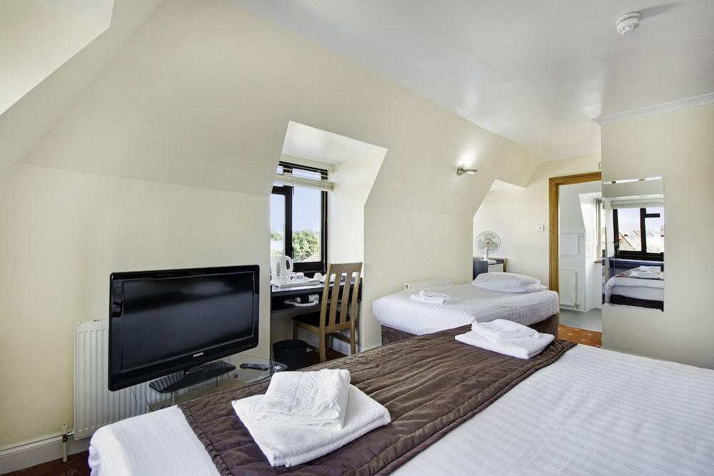 The Brent Hotel Room Type - Family Triple Room