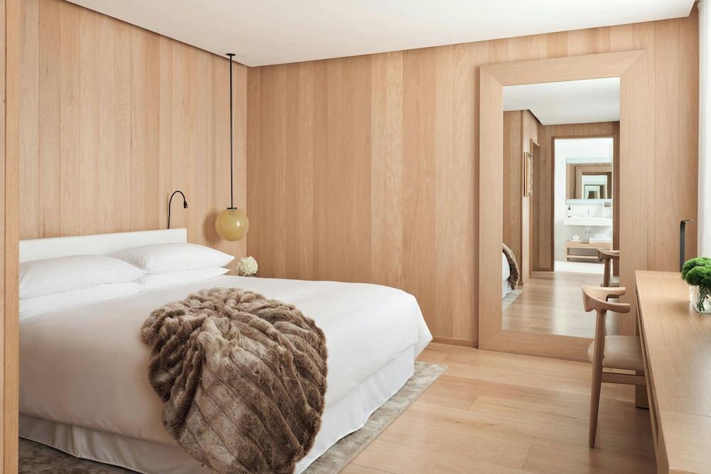 The London EDITION by Marriott Room Type - Deluxe Room, 1 King Bed