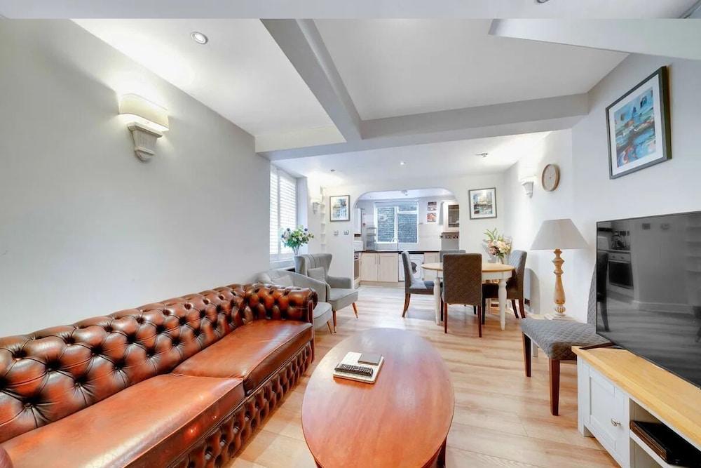Castletown House Apartments - Tap to explore photos