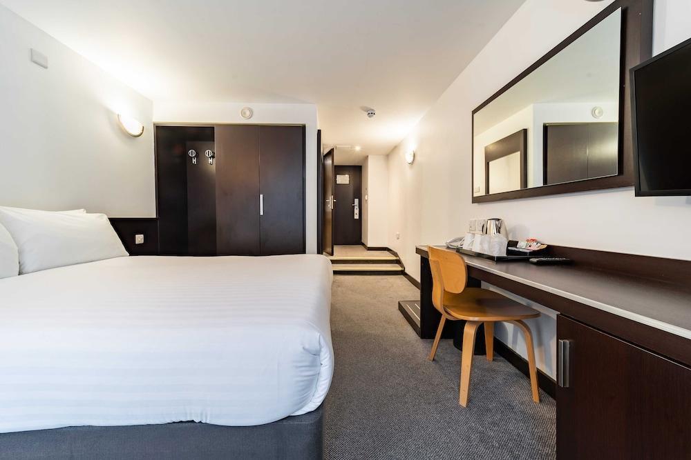 Central Park Hotel London - Tap to explore photos