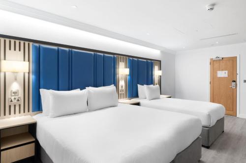 Spark by Hilton London Chiswick Room Type - Queen Room with Single Bed and No Window