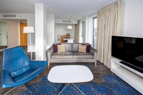 DoubleTree by Hilton Hotel London -Tower of London - Tap to explore photos