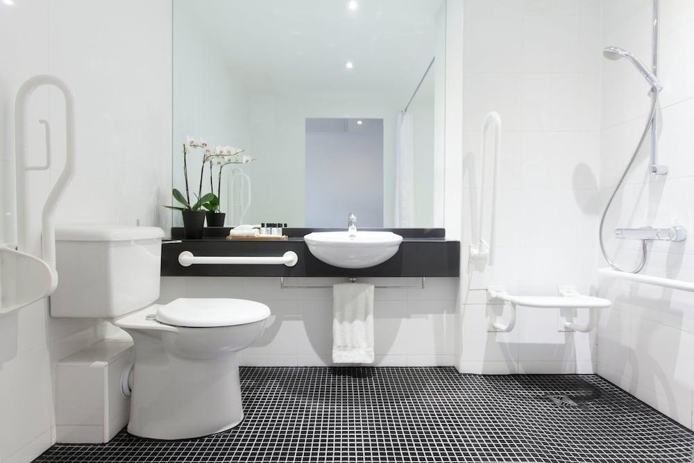 Crowne Plaza London - Docklands Room Type - Standard Room, 1 Double Bed, Accessible