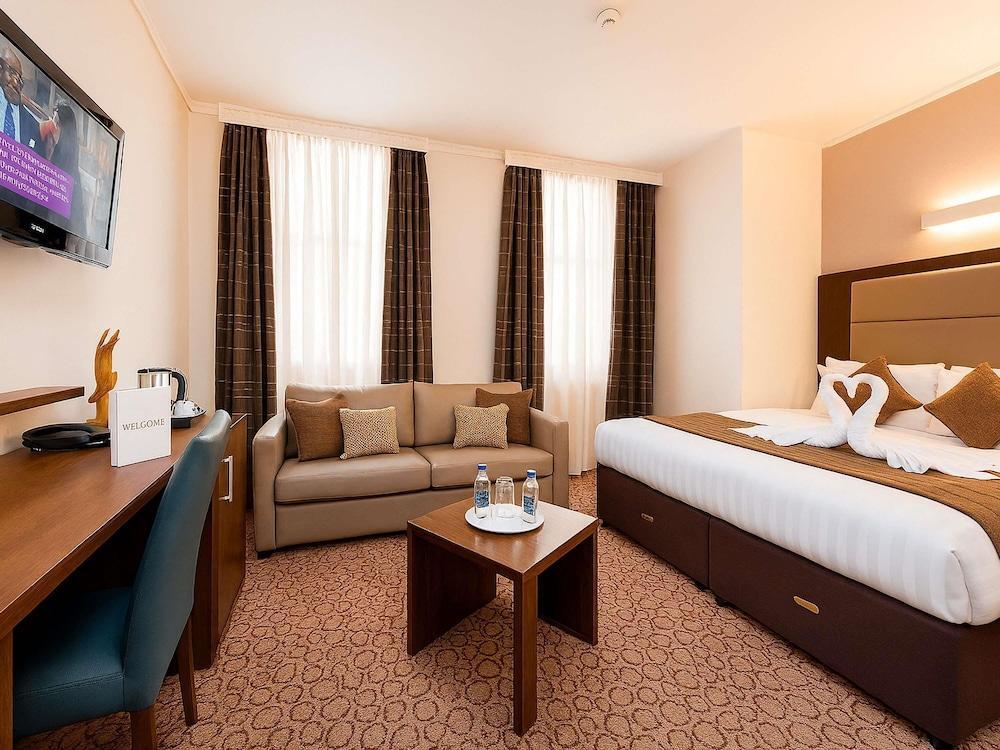 Mercure London Paddington Room Type - Executive room with 1 King size bed and sofa Mercure London Paddington Room Type - Executive room with 1 King size bed and sofa
