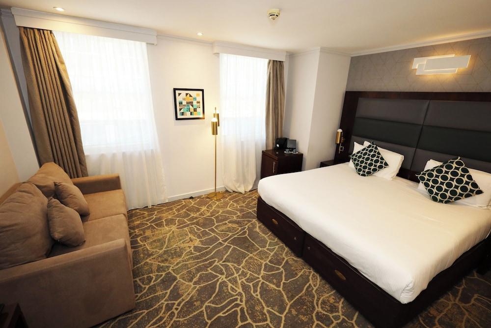 Mercure London Paddington Room Type - Executive room with 1 King size bed and sofa Mercure London Paddington Room Type - Executive room with 1 King size bed and sofa