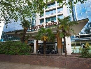 Clayton Hotel Chiswick - Tap to explore photos