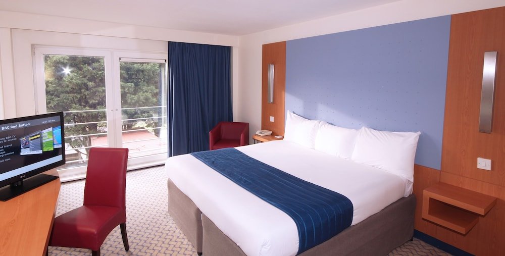 Ramada London North M1 - Tap to explore photos