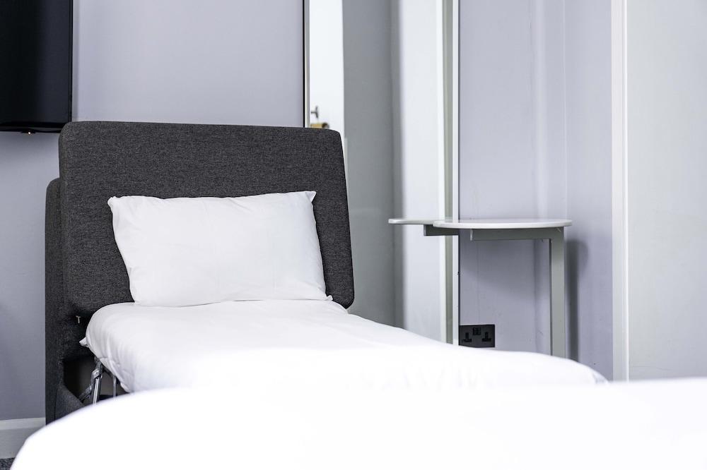 Heeton Concept Hotel Kensington - Tap to explore photos