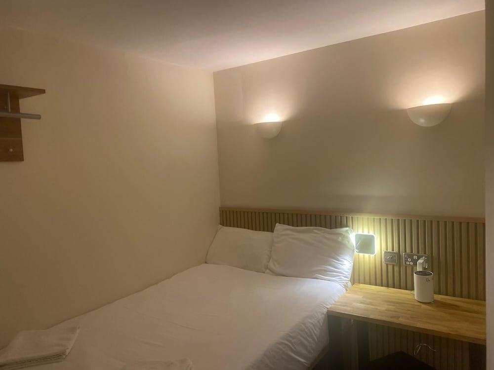 Exhibition Court Hotel 4 - Tap to explore photos