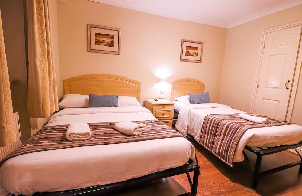 The Fairway Hotel Room Type - Budget triple ensuite (Basement Level)