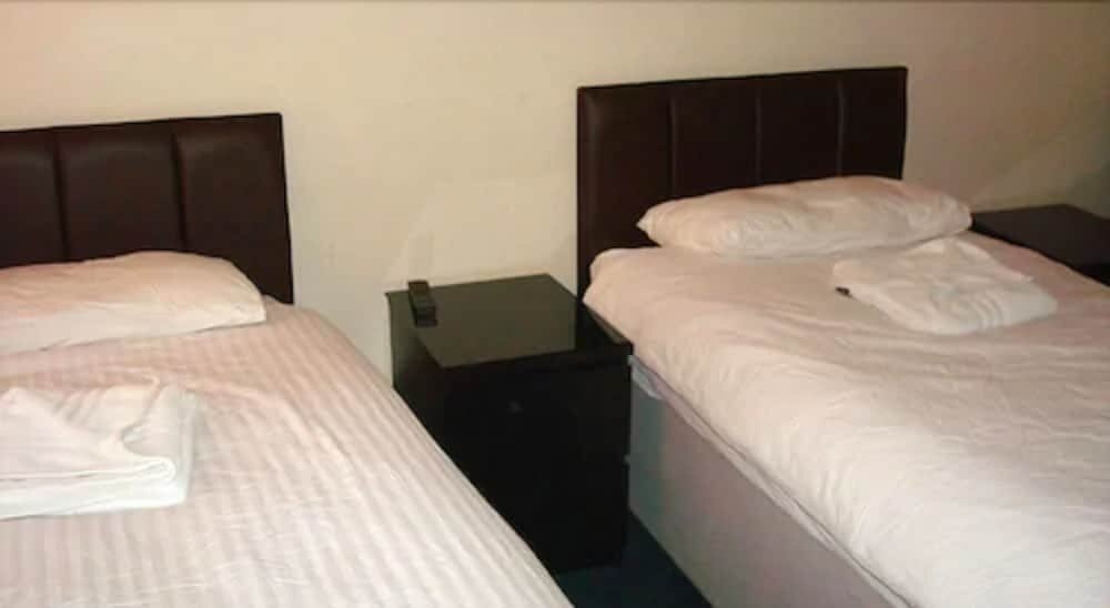 Forest Gate Hotel Room Type - Economy Twin Room, Shared Bathroom