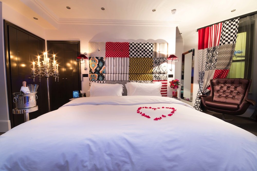 The Exhibitionist Hotel Room Type - Squint Splash Suite