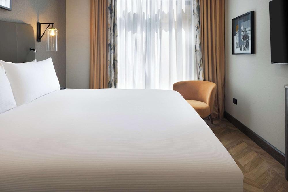 DoubleTree by Hilton London Victoria Room Type - Suite, 1 King Bed