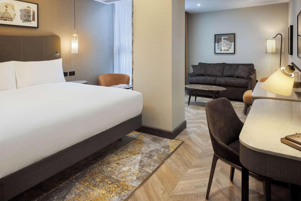 DoubleTree by Hilton London Victoria Room Type - Deluxe Room, 1 King Bed