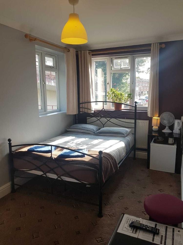 Hour Glass Hotel Room Type - Double Room, Shared Bathroom