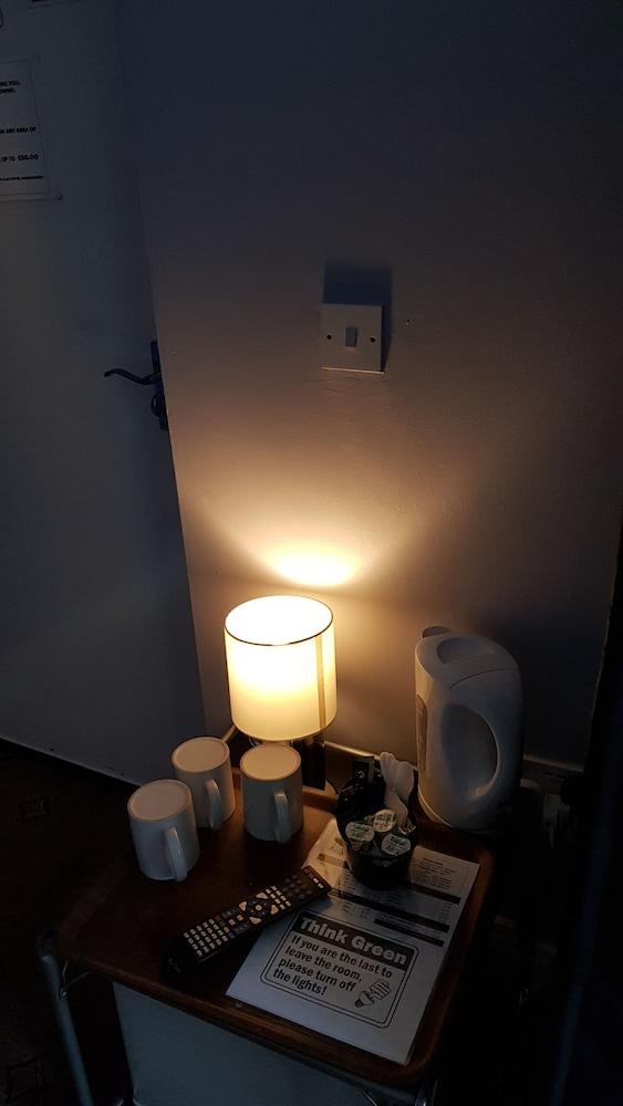 Hour Glass Hotel Room Type - Triple Room, Shared Bathroom