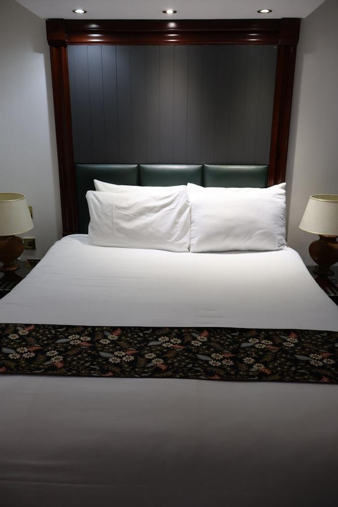 Dreamtel London Kensington Room Type - Standard Double Back Facing