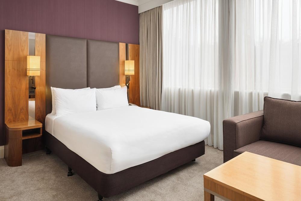Crowne Plaza London Ealing Room Type - 1 Queen Premium Sofa Bed