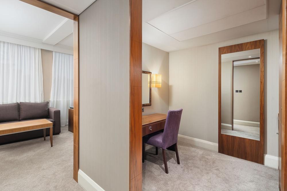 Crowne Plaza London Ealing Room Type - 1 Queen Premium Sofa Bed Crowne Plaza London Ealing Room Type - 1 Queen Premium Sofa Bed