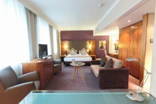 Crowne Plaza London Ealing Room Type - 1 King Junior Suite Living Area