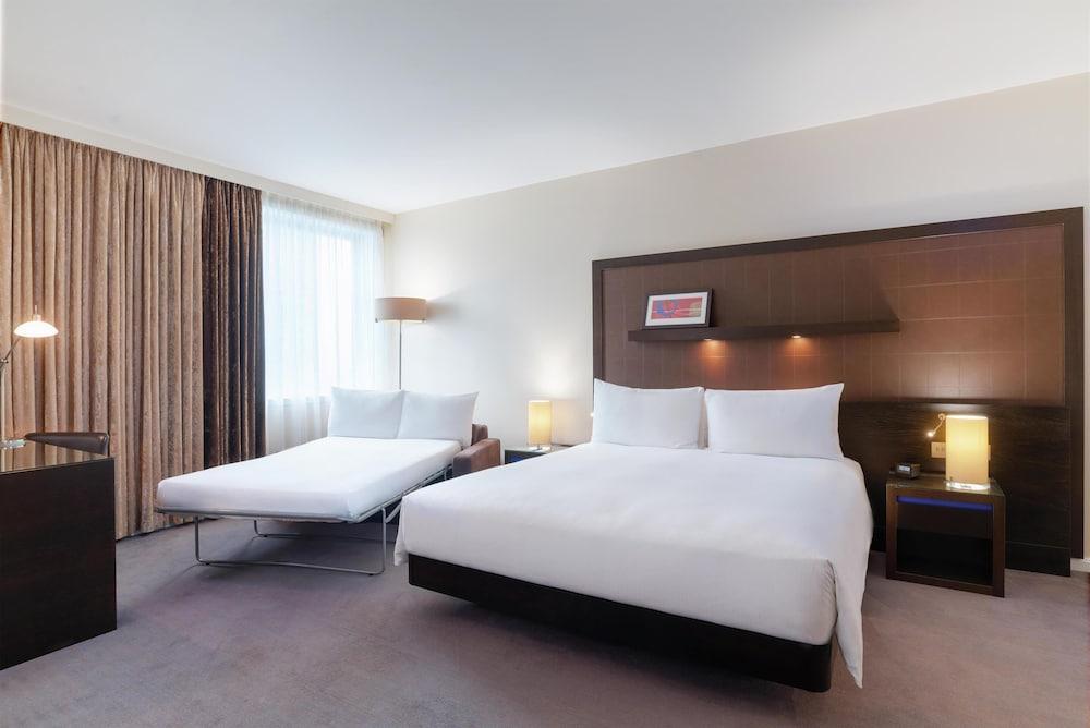 Hilton London Canary Wharf Room Type - Deluxe Room, 1 King Bed with Sofa bed