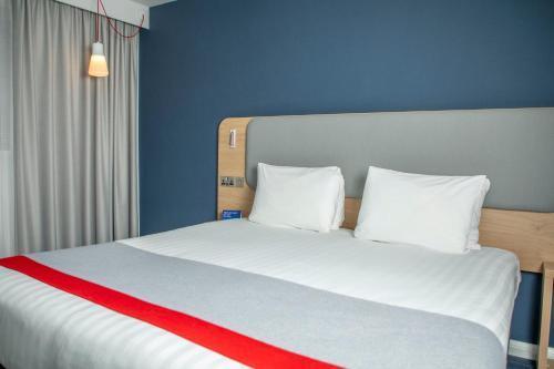 Holiday Inn Express LONDON-ROYAL DOCKS, DOCKLANDS - Tap to explore photos