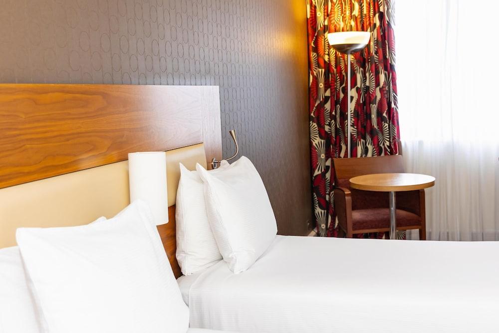 Hilton London Olympia Room Type - Twin Hilton Guest Room