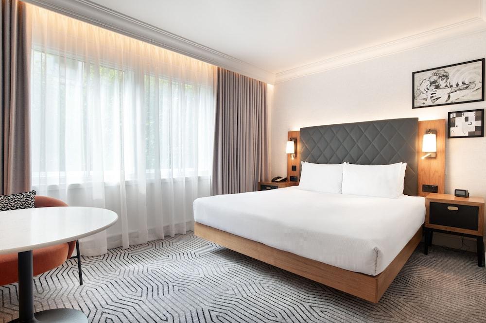 Hilton London Olympia - Tap to explore photos