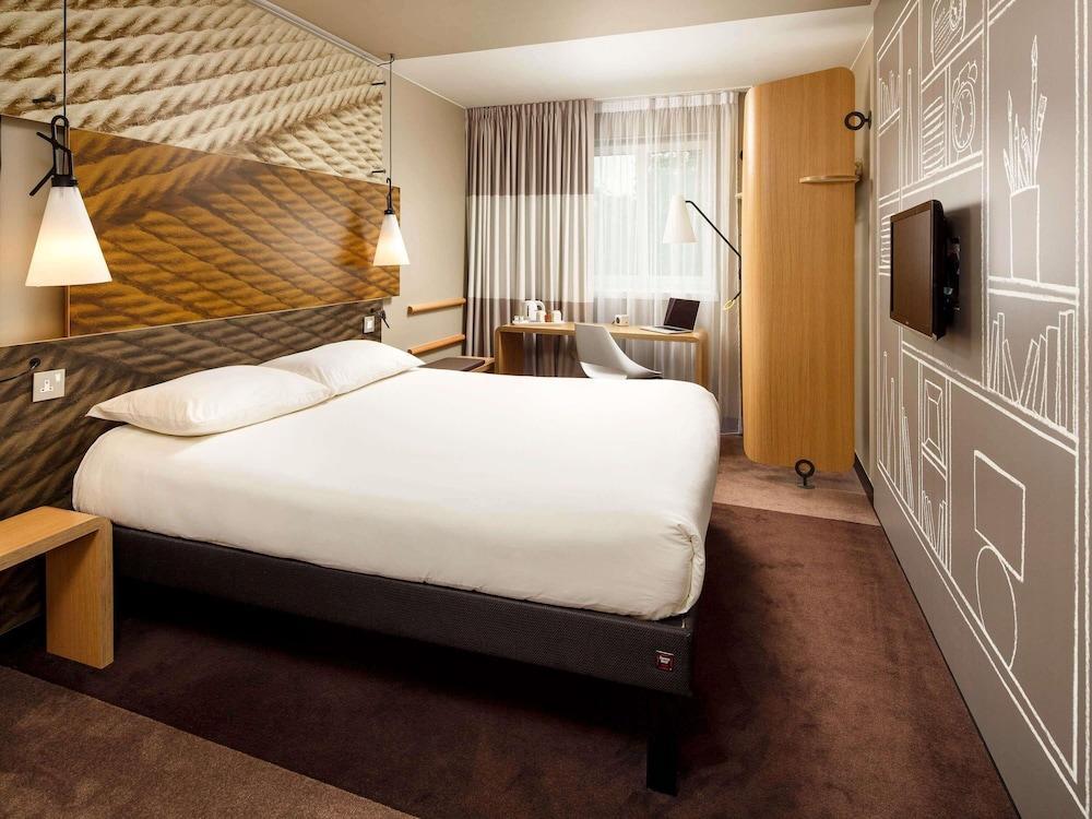 ibis London Stratford Room Type - Family Sweet Room by Ibis