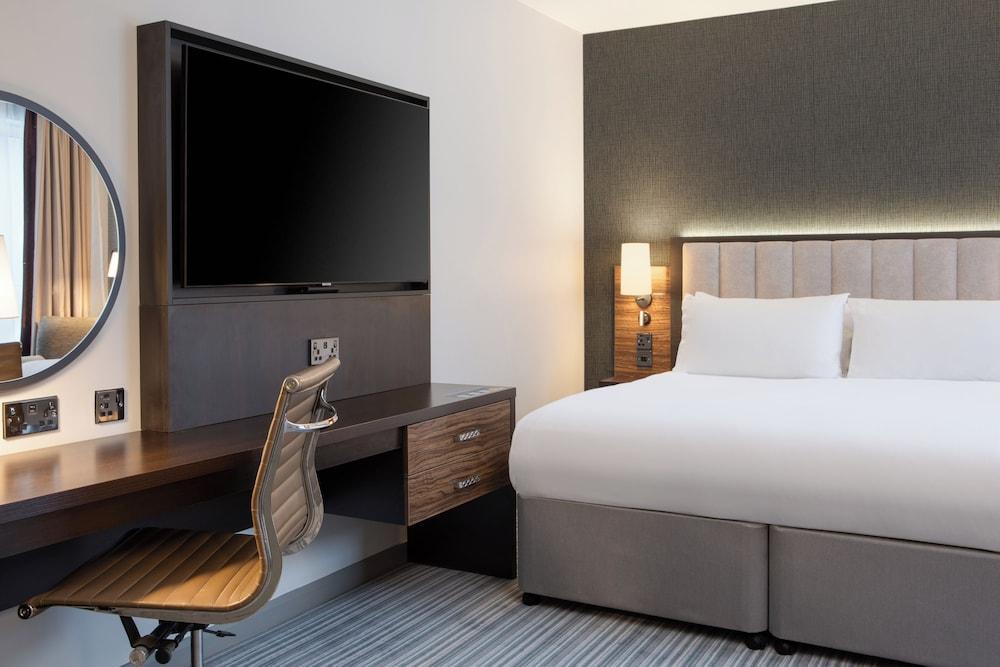 DoubleTree by Hilton Hotel London - Chelsea - Tap to explore photos