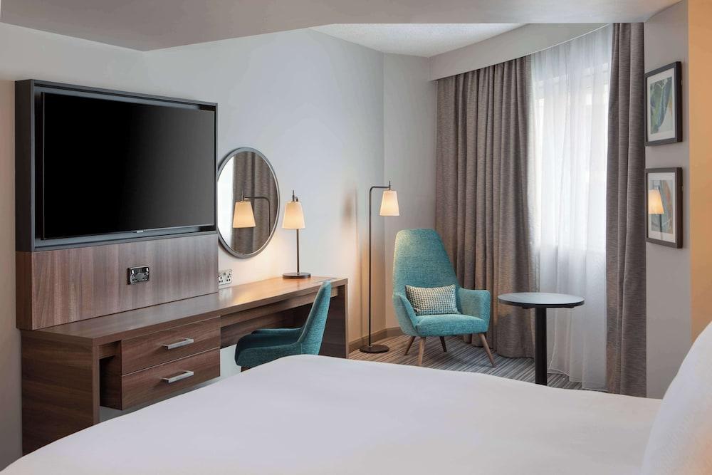 DoubleTree by Hilton Hotel London - Chelsea - Tap to explore photos