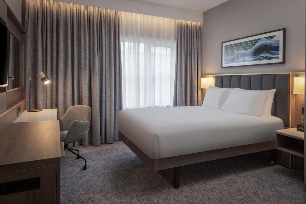 DoubleTree by Hilton London Angel Kings Cross - Tap to explore photos
