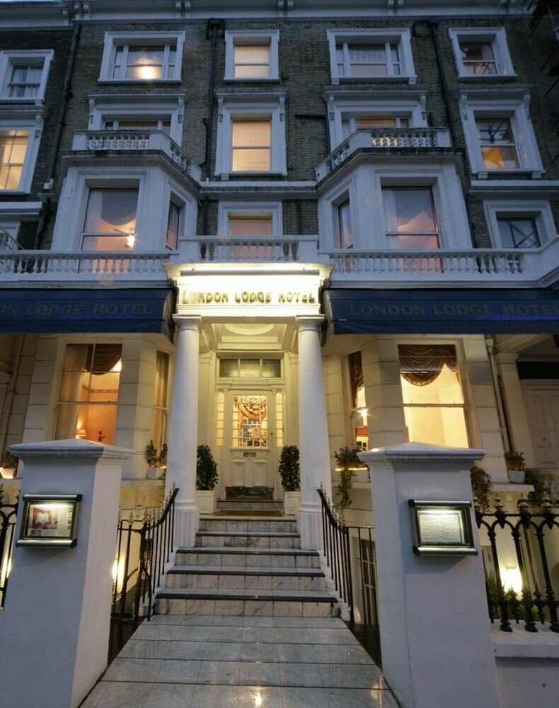 London Lodge Hotel - Tap to explore photos