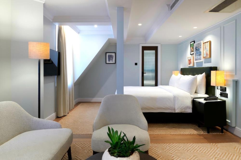 Radisson Blu Hotel, London Bloomsbury - Tap to explore photos