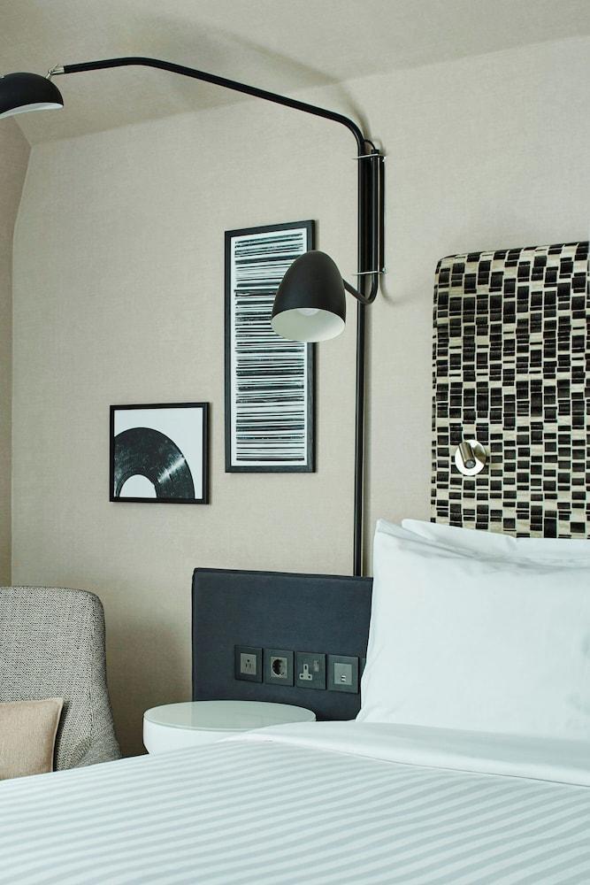 London Marriott Hotel Maida Vale - Tap to explore photos