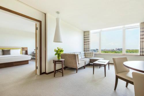 COMO Metropolitan London Room Type - Deluxe One-Bedroom Park Suite