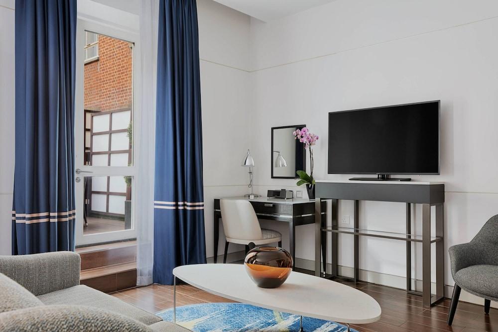London Marriott Hotel Grosvenor Square Room Type - Junior Suite, 1 King Bed, Balcony