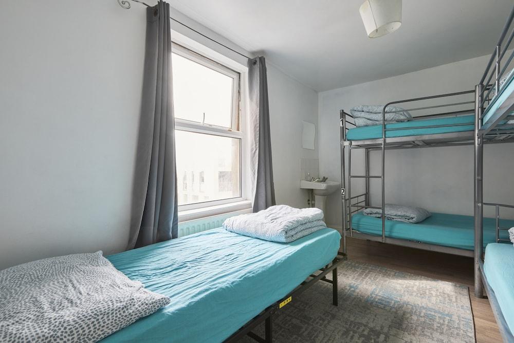 NX London Hostel Room Type - 4 Bed Private Room + Trundle (shared bathroom) NX London Hostel Room Type - 4 Bed Private Room + Trundle (shared bathroom)