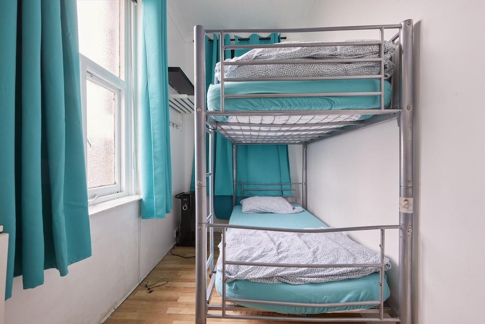 NX London Hostel Room Type - Budget Twin Room (shared bathroom)