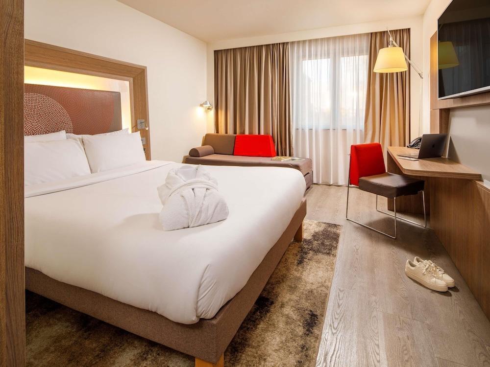 Novotel London Bridge Room Type - Executive Room with 1 queen bed and 1 double sofa bed