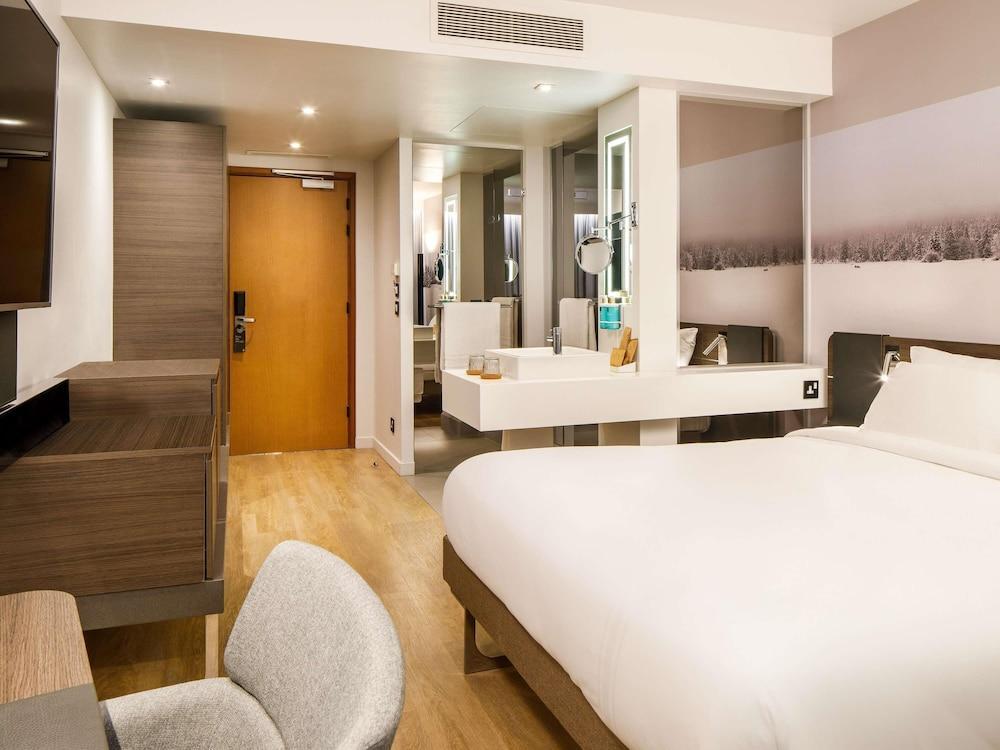 Novotel London Bridge Room Type - Superior Room with 1 queen bed and 1 single sofa bed Novotel London Bridge Room Type - Superior Room with 1 queen bed and 1 single sofa bed